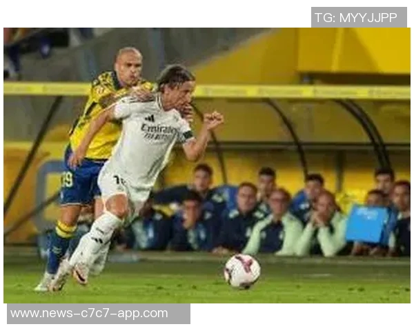 佩德里拼抢维尼修斯球衣遭黄牌皇马反击精彩瞬间回顾 佩德里拼抢维尼修斯球衣遭黄牌皇马反击精彩瞬间回顾