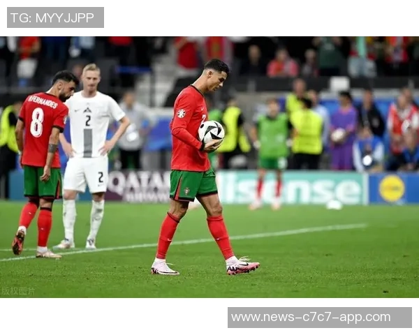 C罗赛后苦笑做偷窃手势引发热议新月锁定胜局让他倍感不满